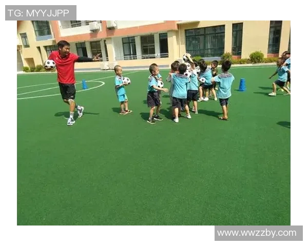 每天与不同足球明星亲密接触,感受他们的训练与生活魅力 每天与不同足球明星亲密接触,感受他们的训练与生活魅力